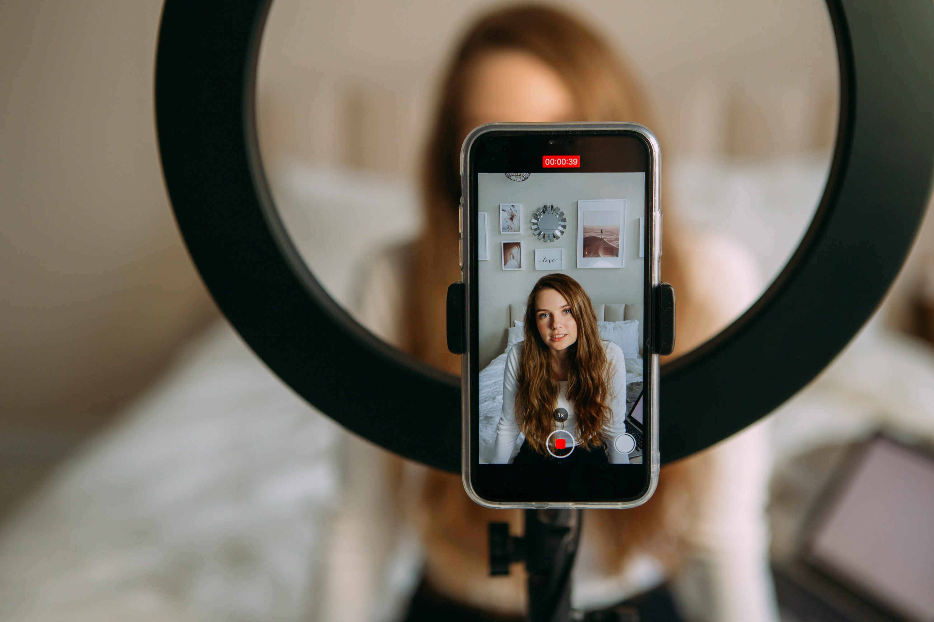 stock-photo-young-woman-records-video-on-phone-phone-on-tripod-with-led-lamp-1037762092-3000x2000.jpg__PID:5b015214-6258-4db2-acd4-9efd328cc570